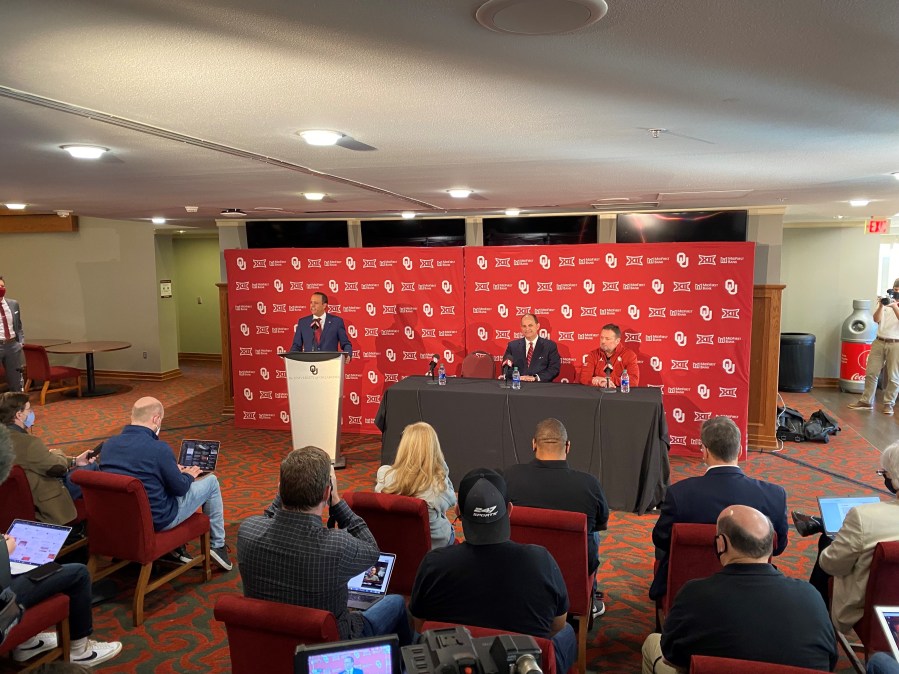 OU-Football-leaders-at-press-conference-following-Riley-announcement